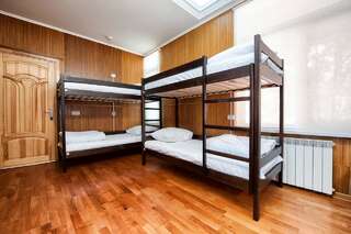 Хостелы Pallet Hostel Киев Кровать в общем 8-местном номере для мужчин и женщин-6